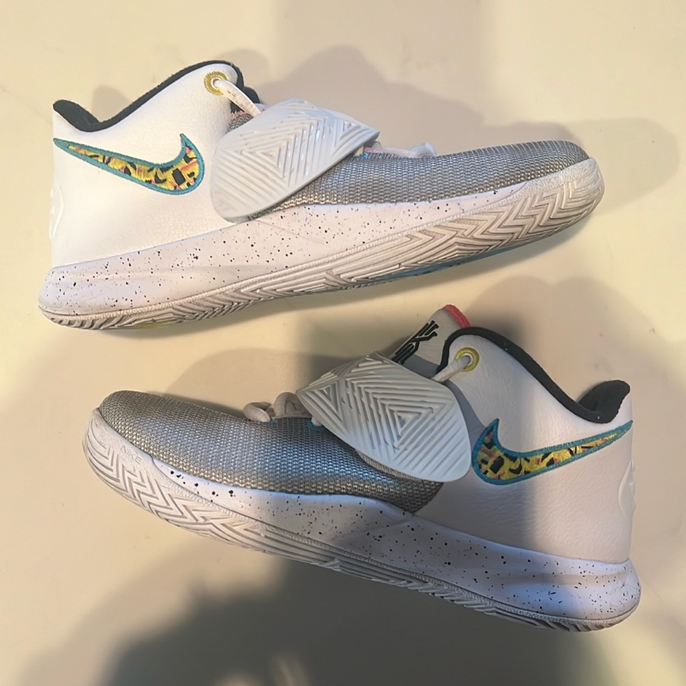 Nike Kyries- Kids 2.5Y